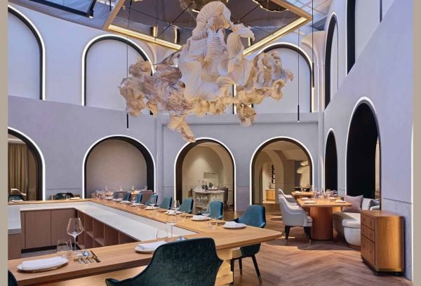 Book cover of Amélie Vincent's 150 Restaurants You Need to Visit Before You Die. Published by Lannoo Publishers.