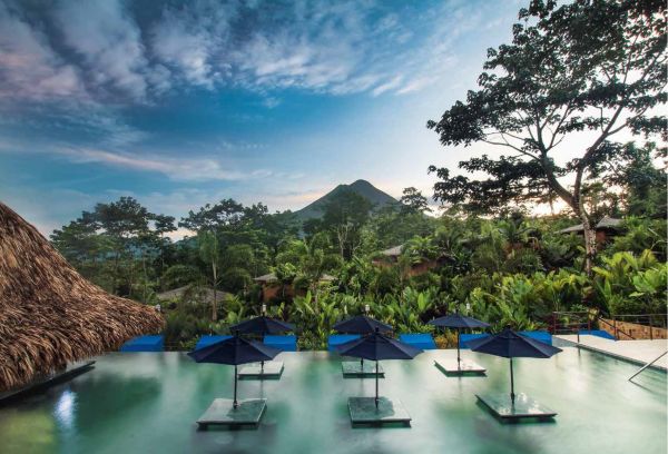 Guide book cover of Devorah Lev-Tov's 150 Spas You Need to Visit Before You Die. Published by Lannoo Publishers.