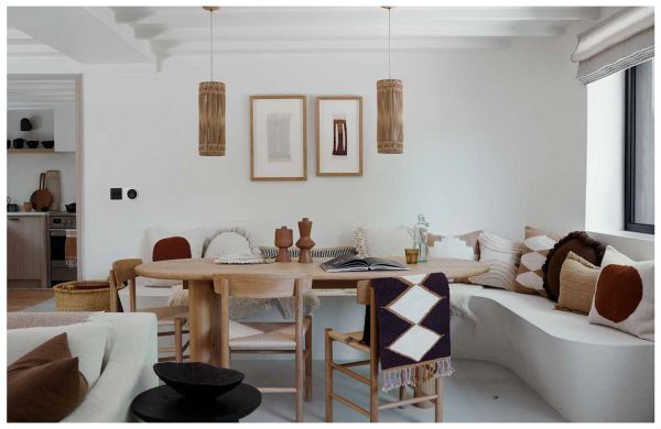 Book cover of Living in New Rustic Style, with an interior living room with exposed wood beams, pale walls and wood furniture. Published by Lannoo Publishers.