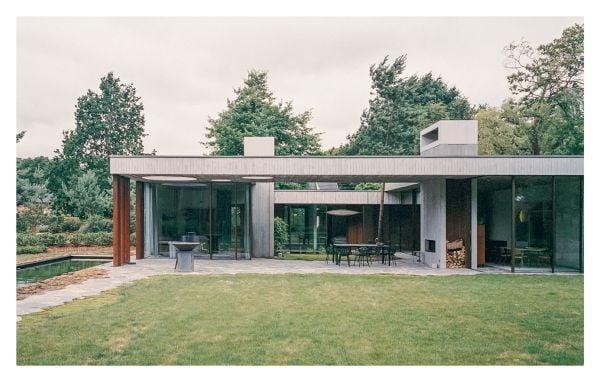 Book cover of Concrete Homes; featuring a modern, flat-roofed building. Published by Luster Publishing.