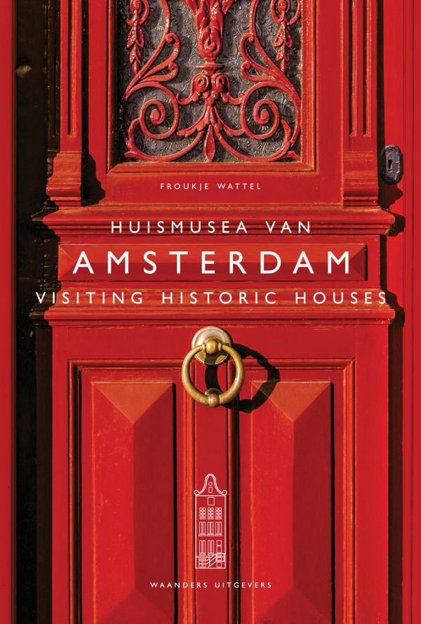 Book cover of Froukje Wattel's Visiting Historic Houses in Amsterdam, with large red door with brass knocker. Published by Waanders Publishers.
