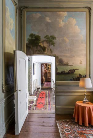 Book cover of Froukje Wattel's Visiting Historic Houses in Amsterdam, with large red door with brass knocker. Published by Waanders Publishers.