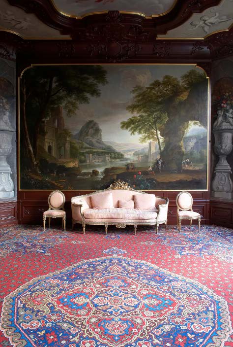 Book cover of Froukje Wattel's Visiting Historic Houses in Amsterdam, with large red door with brass knocker. Published by Waanders Publishers.