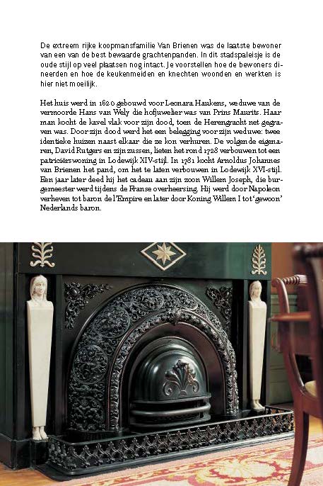 Book cover of Froukje Wattel's Visiting Historic Houses in Amsterdam, with large red door with brass knocker. Published by Waanders Publishers.