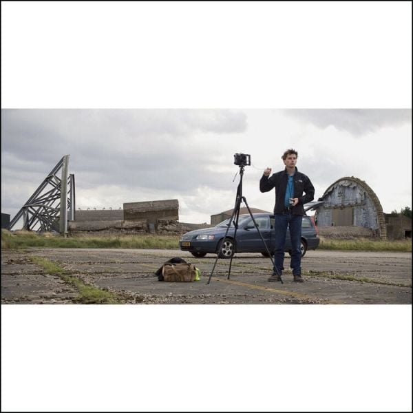 Book cover of Martin Roemers, Relics of the Cold War, featuring an abandoned, rusted tank on coastline. Published by Waanders Publishers.