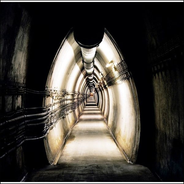 Book cover of Martin Roemers, Relics of the Cold War, featuring an abandoned, rusted tank on coastline. Published by Waanders Publishers.