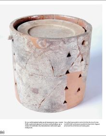 Book cover of Pioneering Ceramics, with a blue delft vase and a modern piece on top. Published by Waanders Publishers.