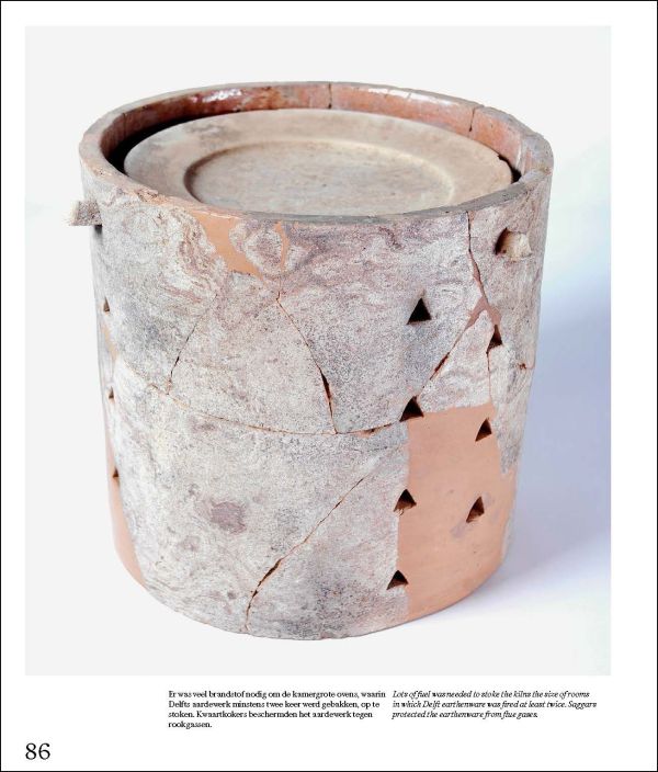 Book cover of Pioneering Ceramics, with a blue delft vase and a modern piece on top. Published by Waanders Publishers.