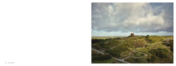 Book cover of Eiland Sandy, featuring a landscape with dark moody clouds, above a small shack on silts. Published by Hannibal Books.