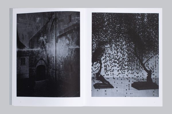 Book cover of ECHTZEIT: Dirk Braeckman, featuring a dark grey, speckled image. Published by Hopper&Fuchs.