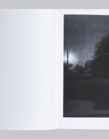 Book cover of ECHTZEIT: Dirk Braeckman, featuring a dark grey, speckled image. Published by Hopper&Fuchs.