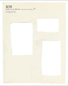 Book cover of Musée de la Mémoire ‘PROPRIÉTÉ UNIVERSELLE’ ®: Joëlle Tuerlinckx, with three white squares of paper. Published by Hopper&Fuchs.