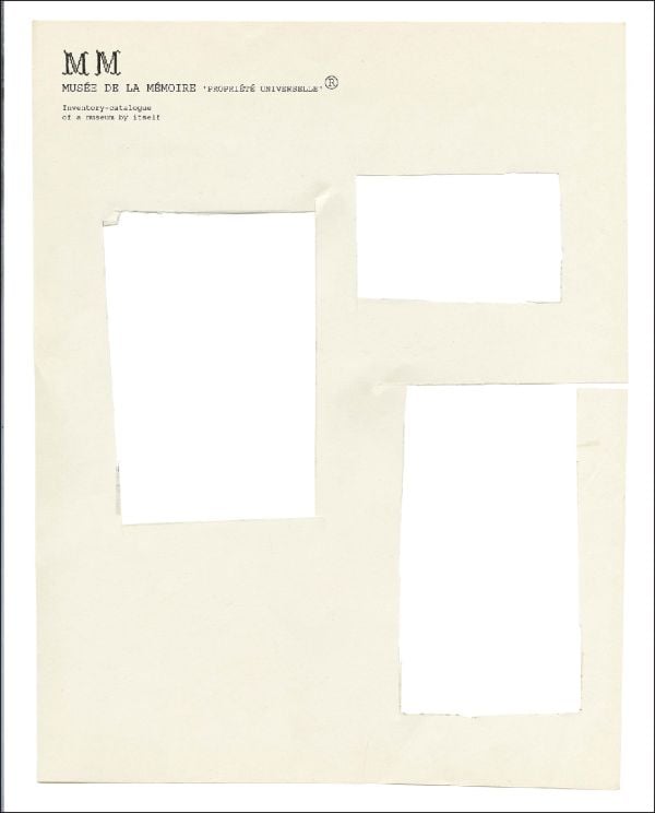 Book cover of Musée de la Mémoire ‘PROPRIÉTÉ UNIVERSELLE’ ®: Joëlle Tuerlinckx, with three white squares of paper. Published by Hopper&Fuchs.