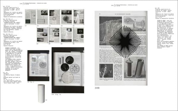 Book cover of Musée de la Mémoire ‘PROPRIÉTÉ UNIVERSELLE’ ®: Joëlle Tuerlinckx, with three white squares of paper. Published by Hopper&Fuchs.