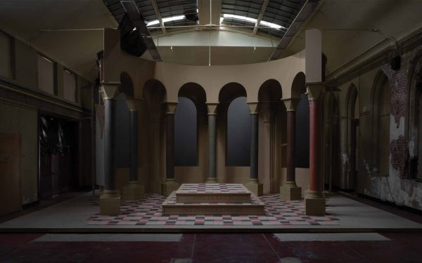 Book cover of ( Sehr Langsam ) Lieven Lefere, featuring the artist using a chisel on a wall. Published by Hopper&Fuchs.