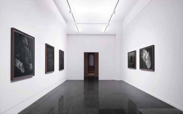 Book cover of ( Sehr Langsam ) Lieven Lefere, featuring the artist using a chisel on a wall. Published by Hopper&Fuchs.