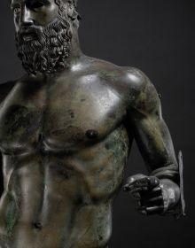 Book cover of The Riace Bronzes, featuring a Greek bronze sculpture of naked male warrior with beard. Published by 5 Continents Editions.