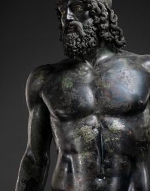 Book cover of The Riace Bronzes, featuring a Greek bronze sculpture of naked male warrior with beard. Published by 5 Continents Editions.