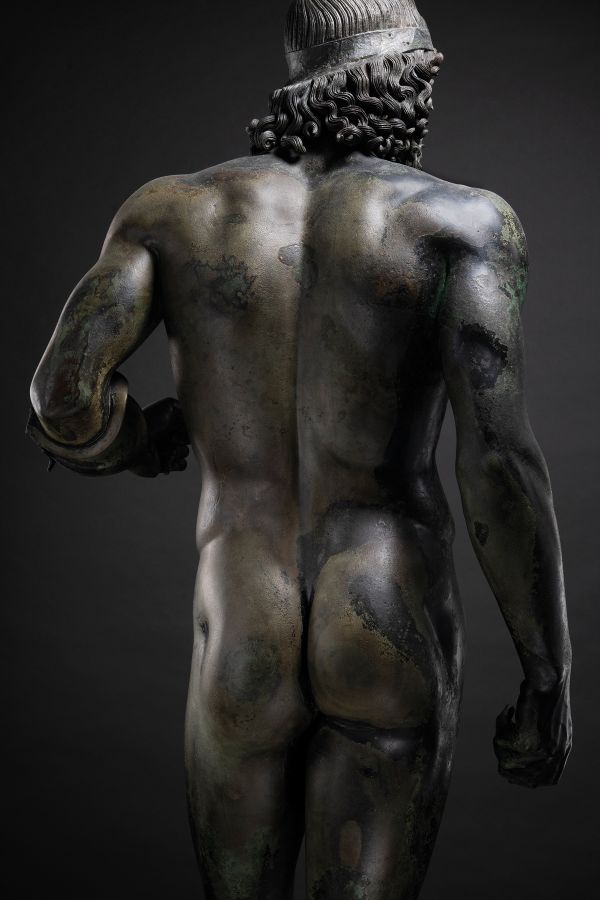 Book cover of The Riace Bronzes, featuring a Greek bronze sculpture of naked male warrior with beard. Published by 5 Continents Editions.