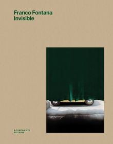 Book cover of Invisible, with a small car obscured by dark green velvet curtain. Published by 5 Continents Editions.