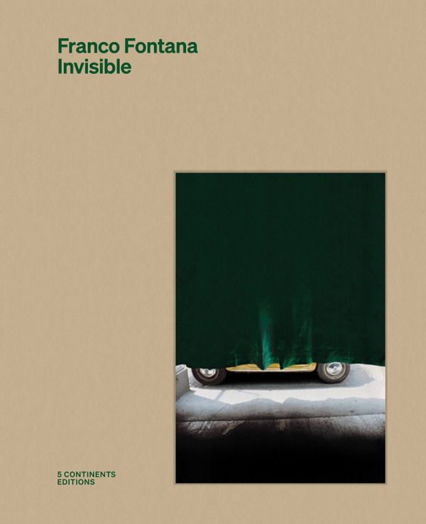 Book cover of Invisible, with a small car obscured by dark green velvet curtain. Published by 5 Continents Editions.