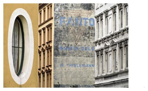 Book cover of Invisible, with a small car obscured by dark green velvet curtain. Published by 5 Continents Editions.