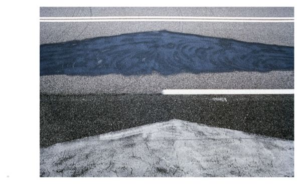 Book cover of Invisible, with a small car obscured by dark green velvet curtain. Published by 5 Continents Editions.