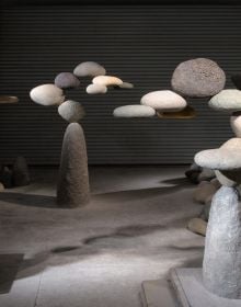 Book cover of Woods Davy: Sculptures, with a sculpture made of individual stones that look like they are floating on air. Published by 5 Continents Editions.