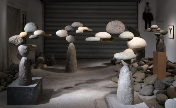 Book cover of Woods Davy: Sculptures, with a sculpture made of individual stones that look like they are floating on air. Published by 5 Continents Editions.