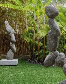 Book cover of Woods Davy: Sculptures, with a sculpture made of individual stones that look like they are floating on air. Published by 5 Continents Editions.