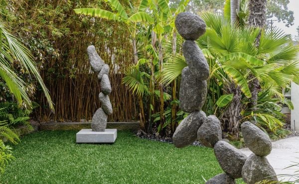 Book cover of Woods Davy: Sculptures, with a sculpture made of individual stones that look like they are floating on air. Published by 5 Continents Editions.