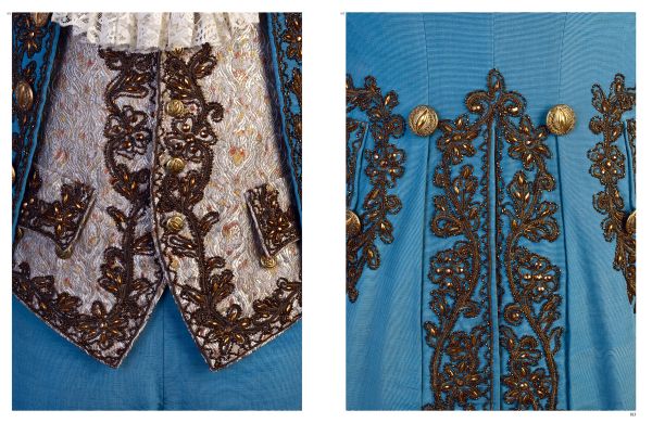 Book cover of Costume Balls: Dressing Up History 1870-1927, with a large group of festival-goers in historical clothes. Published by 5 Continents Editions.