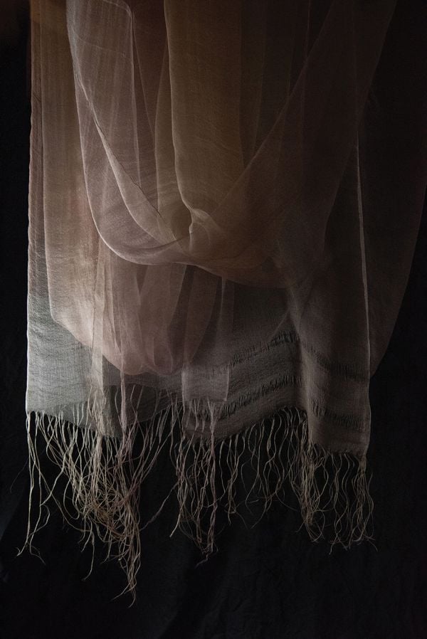 Book cover of Plus léger que l'air - Lighter than air, with pieces of thin silk suspended from above. Published by 5 Continents Editions.