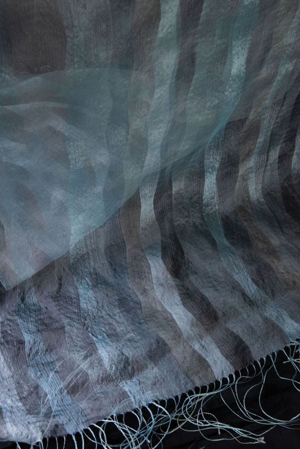 Book cover of Plus léger que l'air - Lighter than air, with pieces of thin silk suspended from above. Published by 5 Continents Editions.