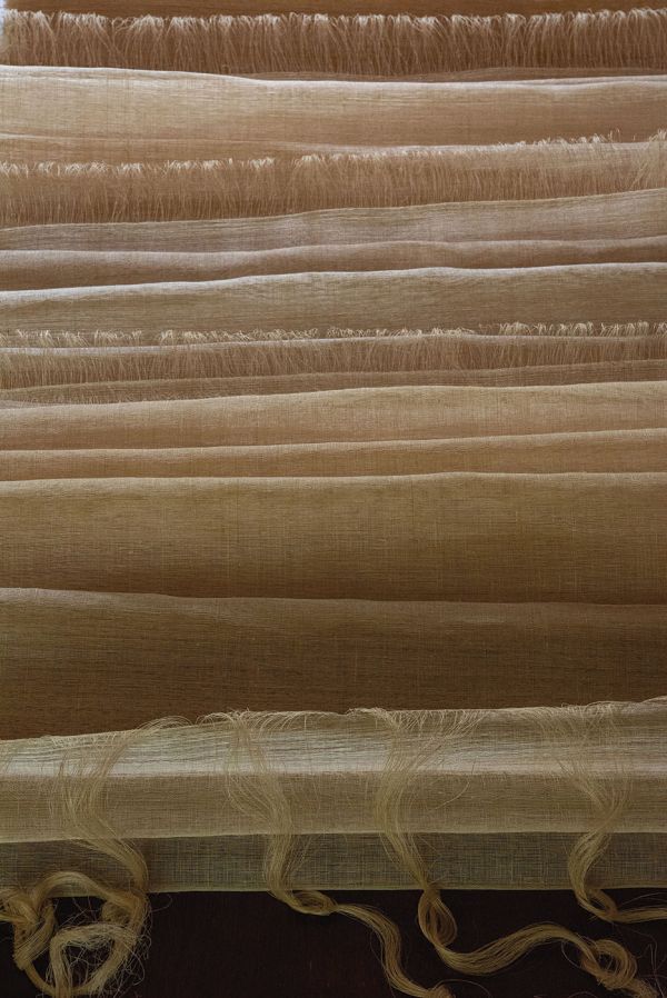 Book cover of Plus léger que l'air - Lighter than air, with pieces of thin silk suspended from above. Published by 5 Continents Editions.