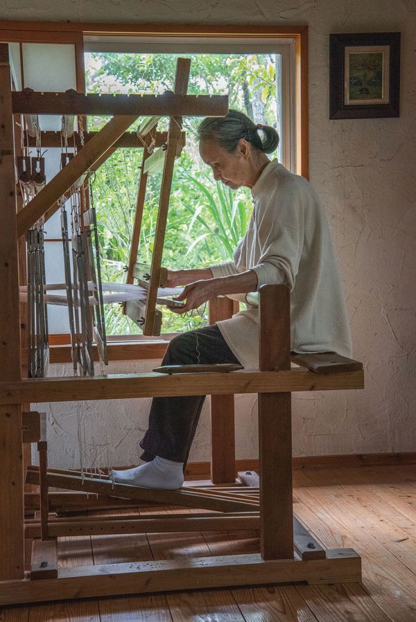 Book cover of Plus léger que l'air - Lighter than air, with pieces of thin silk suspended from above. Published by 5 Continents Editions.