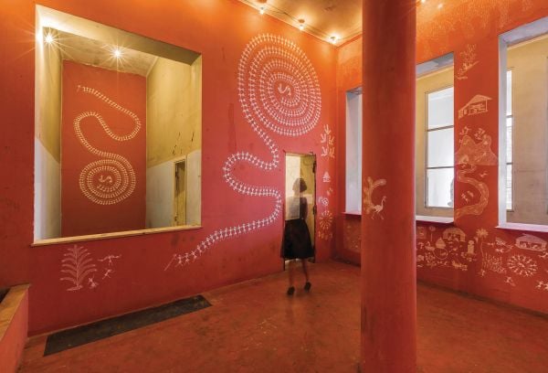 Book cover of Jivya Soma Mashe; featuring a drawing of fish in a large net. Published by 5 Continents Editions.