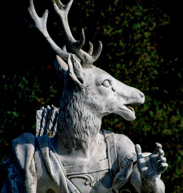 Book cover of Grandi Giardini Italiani: The Essence of Paradise, with a sculpture of an angel. Published by Franco Maria Ricci editore.