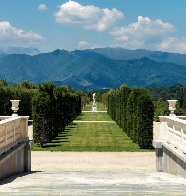 Book cover of Grandi Giardini Italiani: The Essence of Paradise, with a sculpture of an angel. Published by Franco Maria Ricci editore.