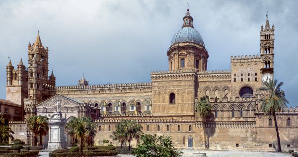 Book cover of Palermo; featuring a gold mosaic design with two birds. Published by Franco Maria Ricci editore.